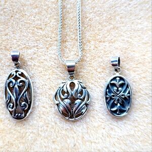 Bundle of silver pendant and necklace.